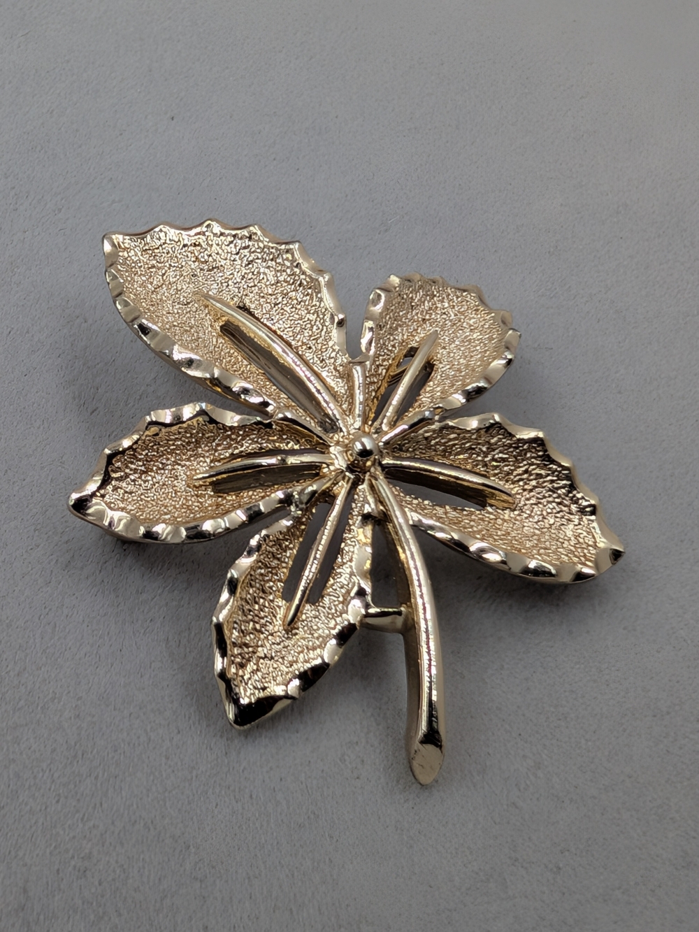 Sarah Coventry Ivy Leaf Brooch Gold Tone 1968 Vintage EUC 0336
